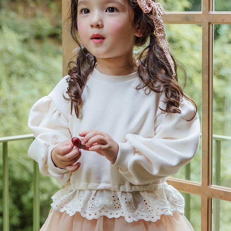 

Весна 2025 Корейская толстовка для малышек с клубничной вышивкой, полым кружевом и рукавами-буфами 120 cm