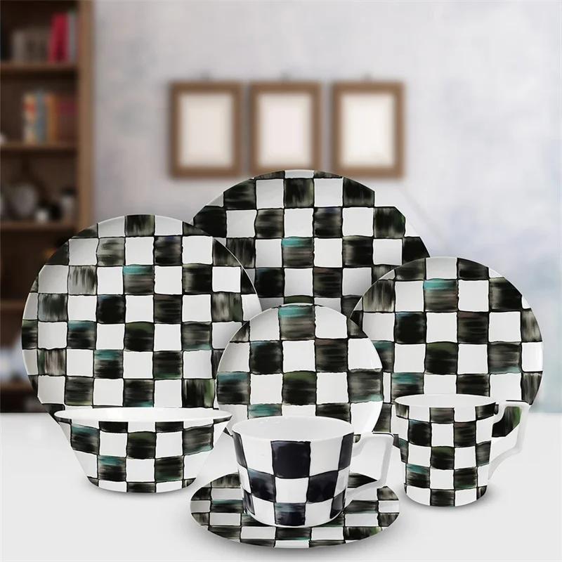 Piatto piano in ceramica a scacchi bianco e nero Tazza da caffè e piattino in bone china Piatti per cibi occidentali Stoviglie eleganti per la casa Tazza