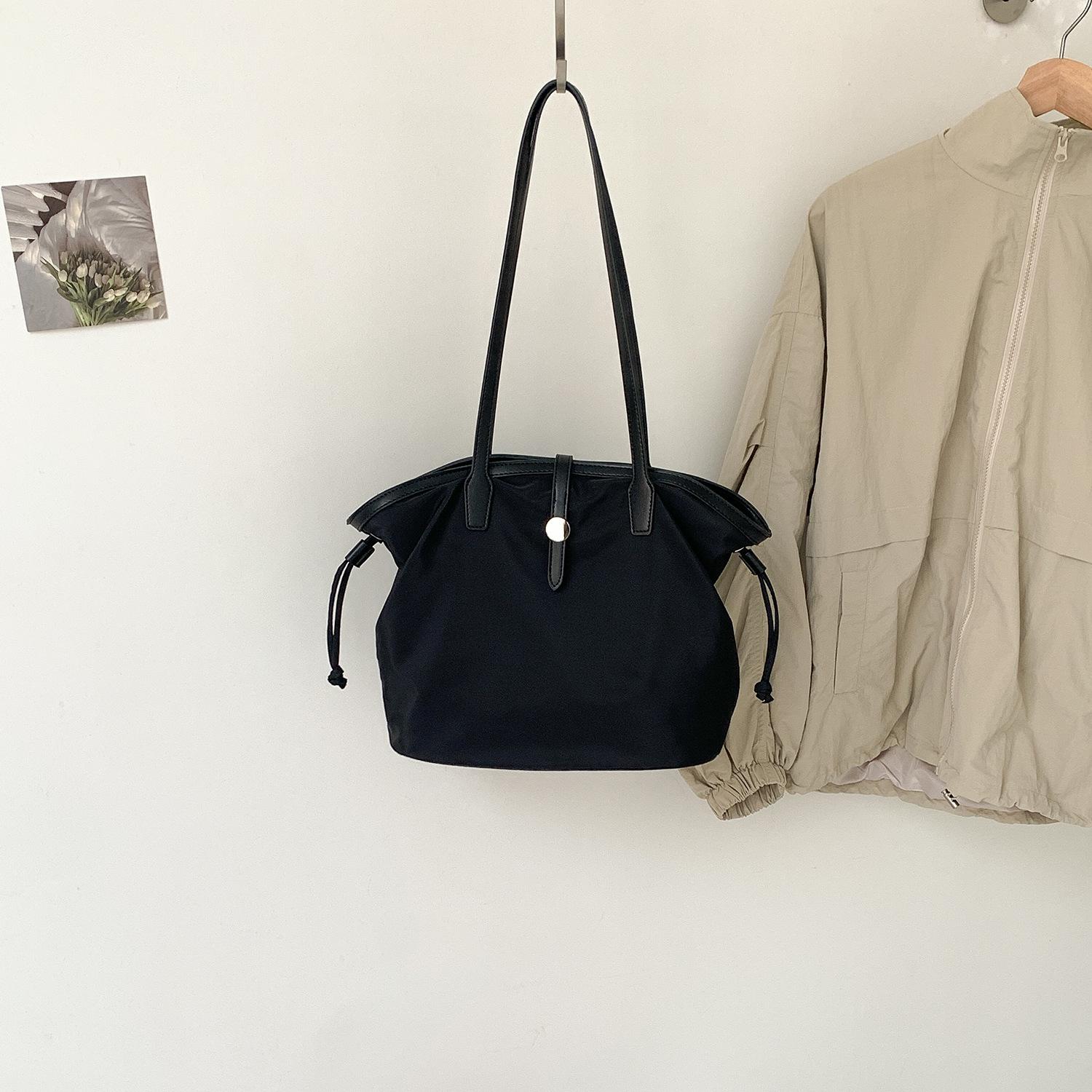 

New Korean Style Casual Nylon Tote Bag with Niche Splicing and Large Capacity Western Style Women s Fashionable Armpit Bag чёрный