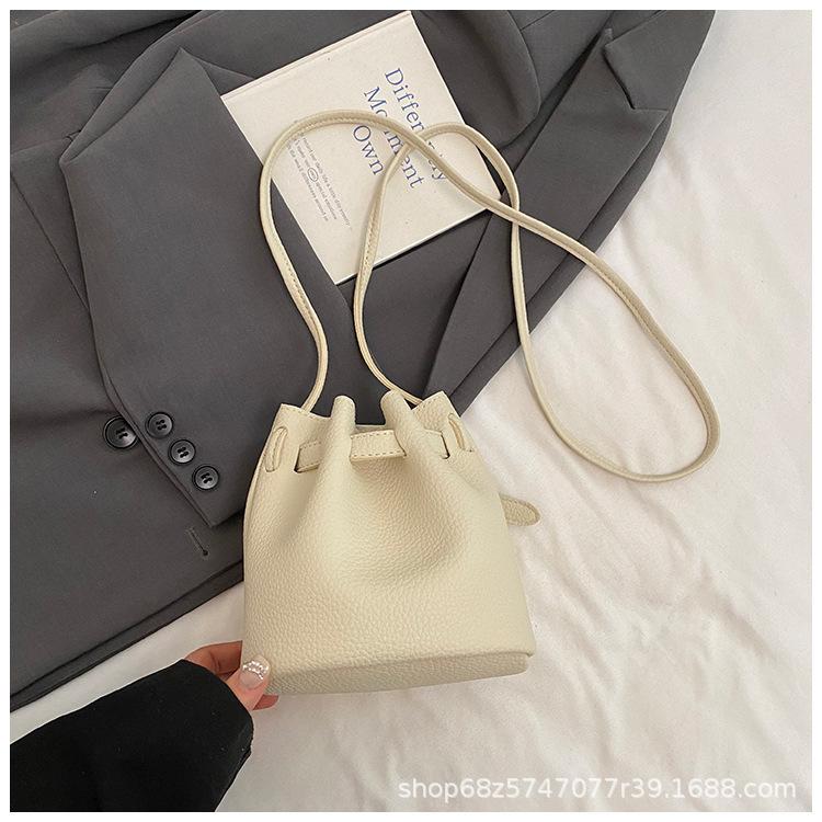 

Korean niche design 2025 new Internet celebrity fashion commuter bucket bag high sense ins shoulder messenger bag women белый
