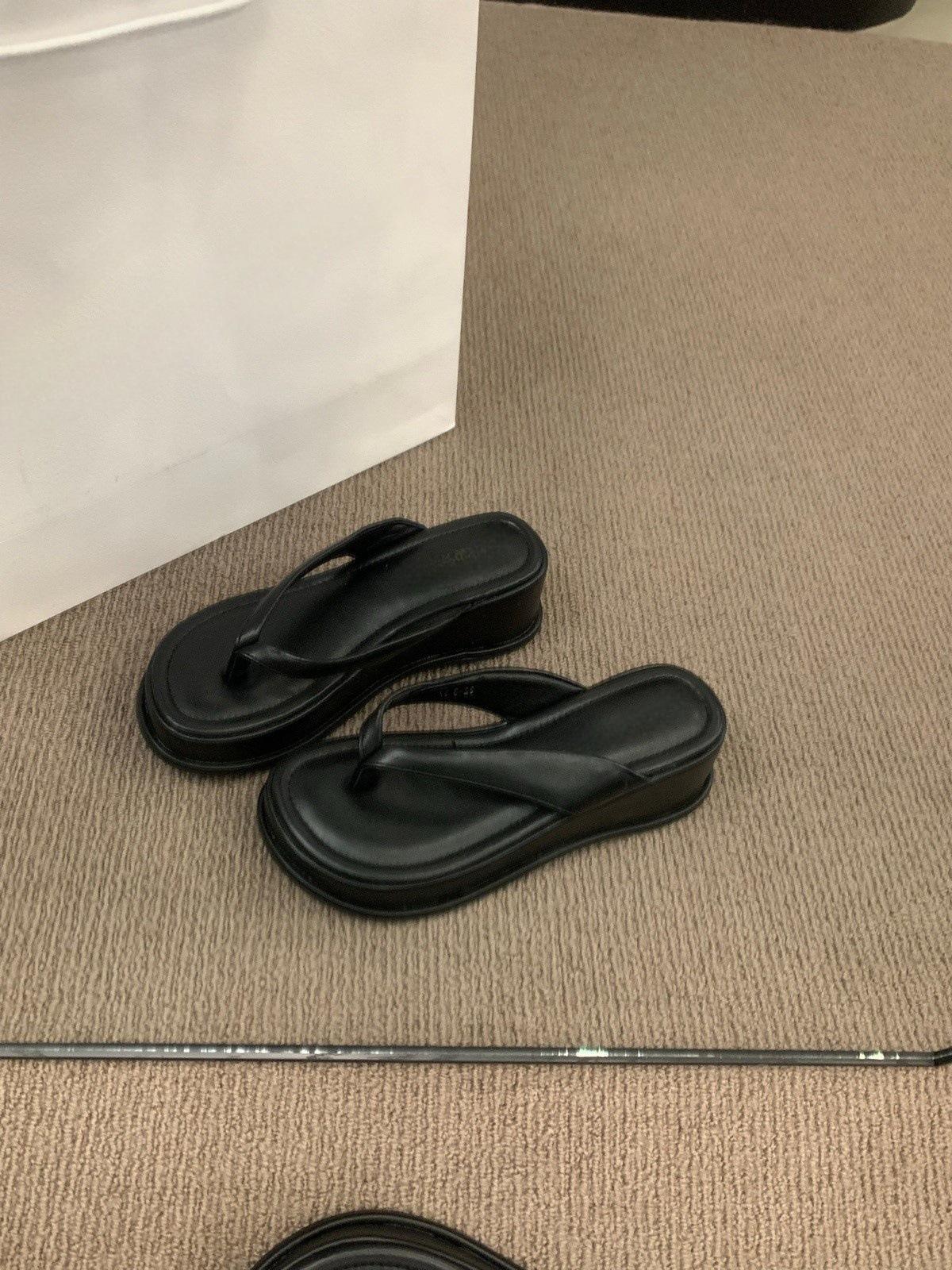 

Thick-soled flip-flops shoes women s shoes wear 2025 new summer slope heel vacation beach sandals 35