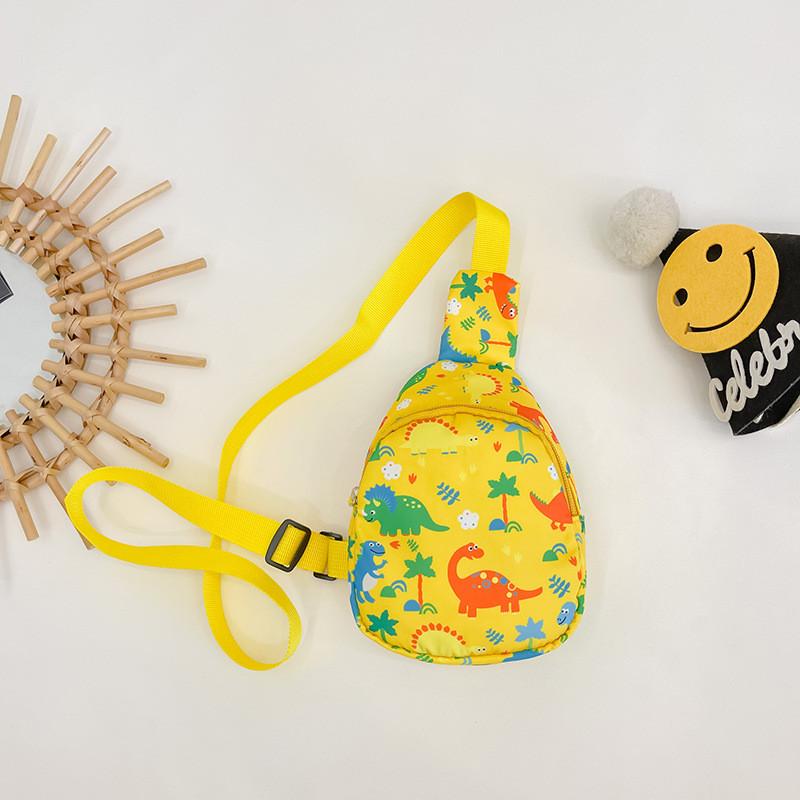 

Очаровательная детская сумка через плечо с принтом динозавра из мультфильма. Легкая холщовая модель для мальчиков и девочек. Идеально подходит для закусок и ежедневных приключений. жёлтый