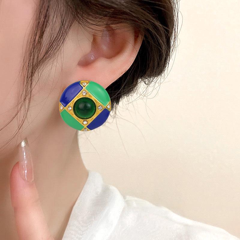 Boucles d'oreilles à clous en émail rétro milieu de siècle européen et américain dans le style antique de la cour française