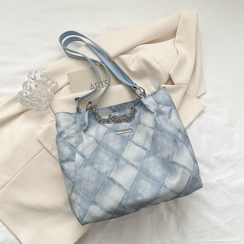 Trendy Large Capacity Women's Tote Bag In Fashionable Colors For Everyday Use And Casual Outings