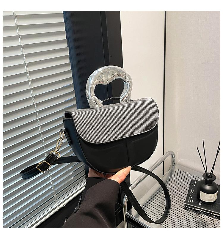 

Contrasting color casual personality 2025 new fashion simple women s texture metal portable shoulder crossbody small square bag чёрный