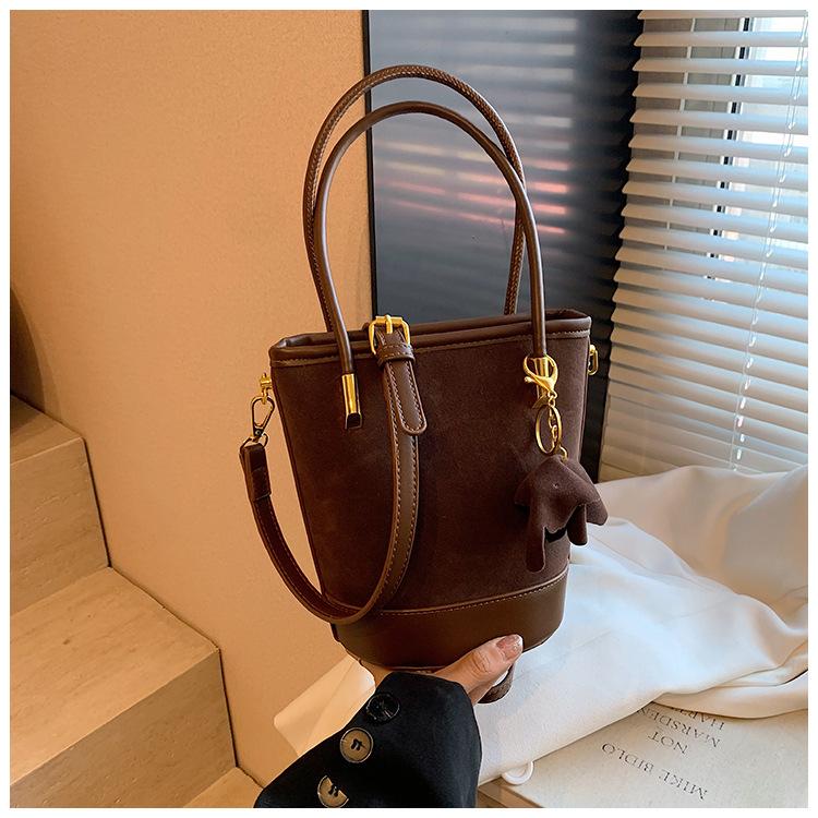 

Сумки популярны в этом году среди женщин, сумки-ведра, осенние и зимние нишевые ретро матовые сумки-мессенджеры портативные маленькие сумки