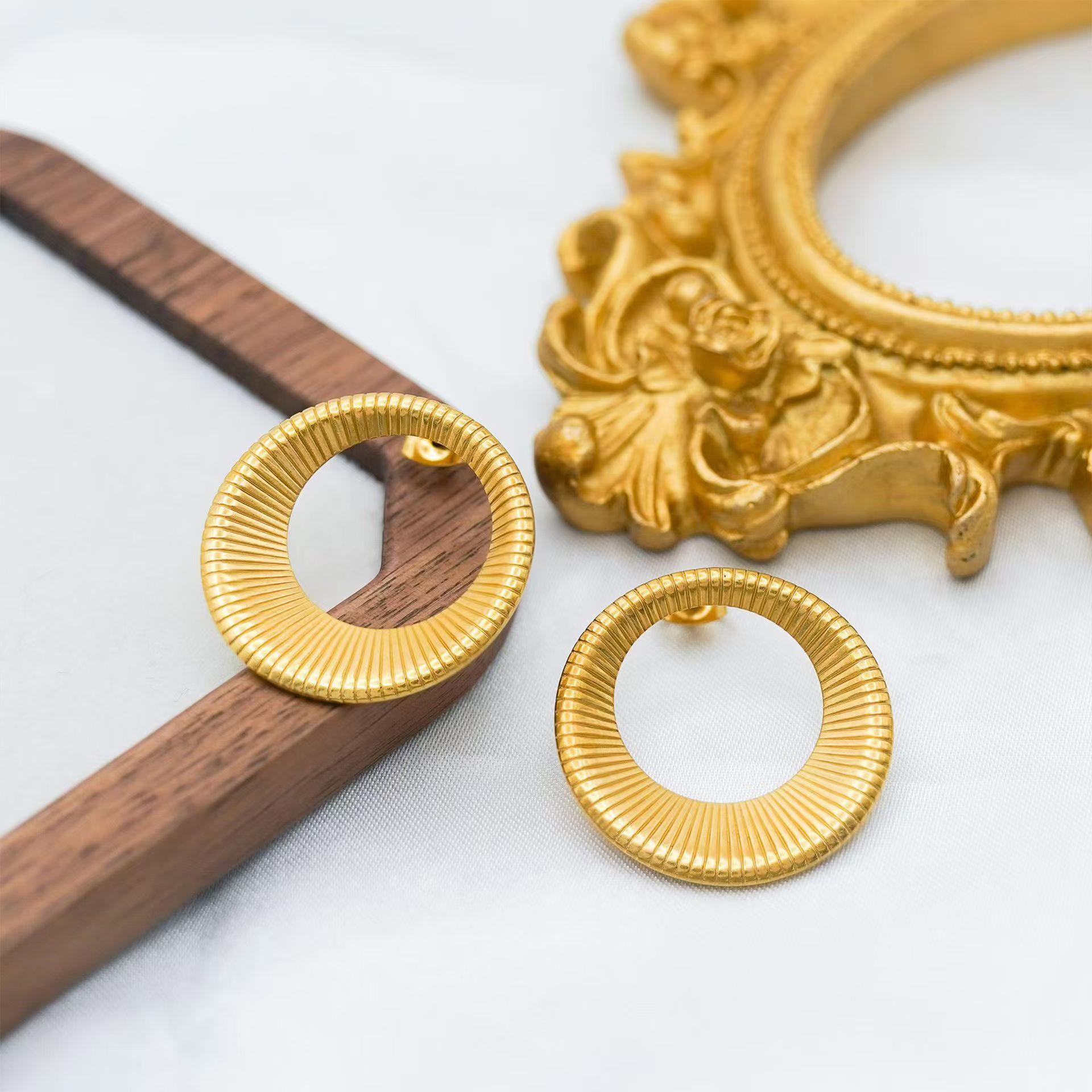 

Золотые нишевые дизайнерские персонализированные универсальные серьги-гвоздики в форме неправильного круга из титановой стали, модные серьги из 18-каратного золота