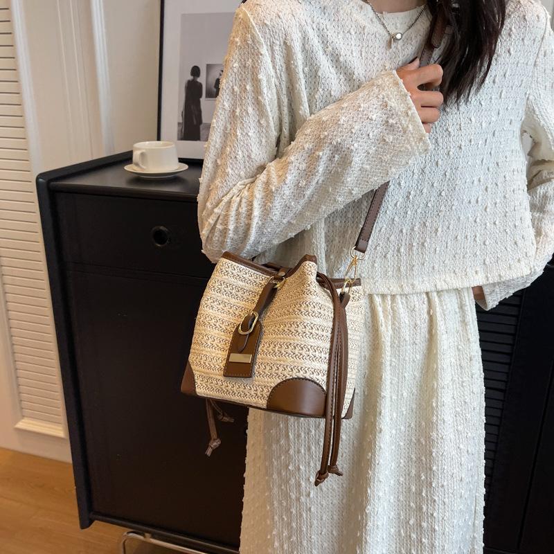 New Retro Contrasting Color Versatile Small Bag for Women's Beach Vacation and Leisure, Woven Straw Bucket Bag, Crossbody Bag