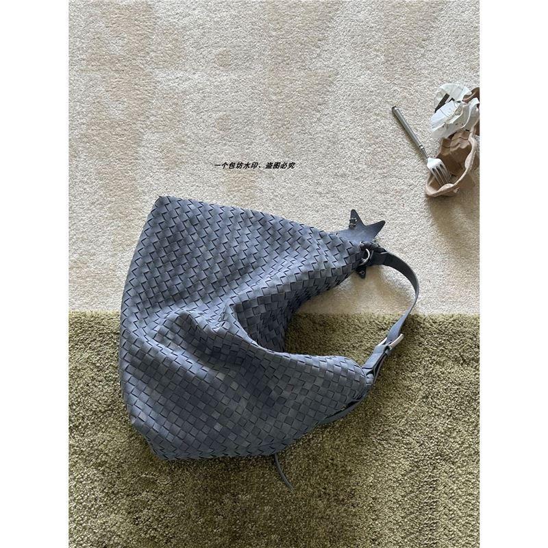 

Autumn and winter new suede matte fleece hand-woven tote bag large capacity women s versatile handbag shoulder messenger bag Standard