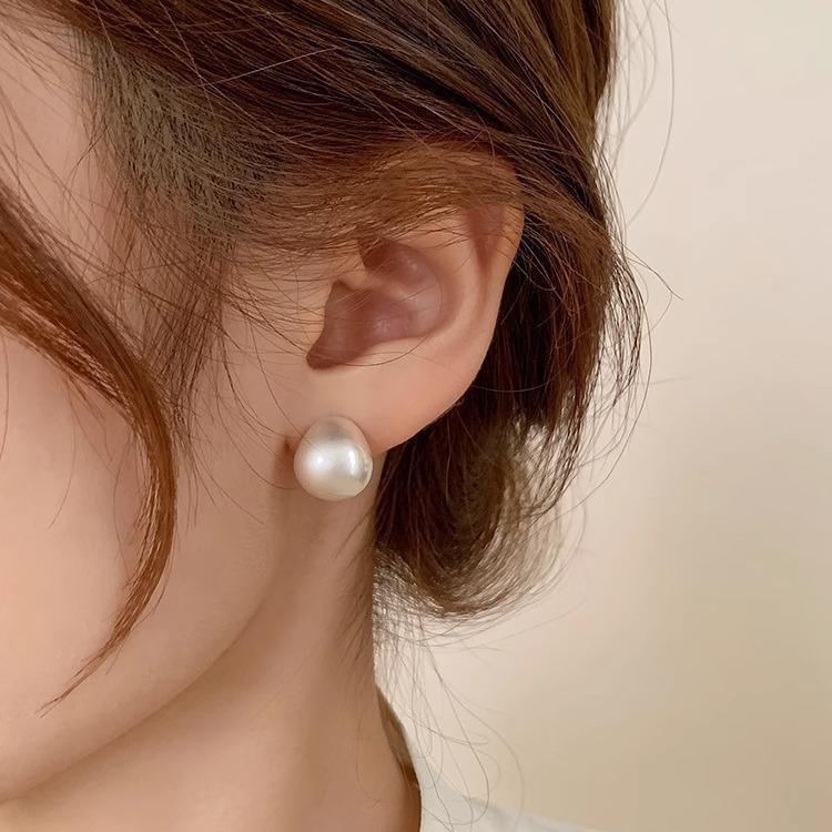 

Elegant Frosted Metal Round Teardrop Earrings for Women - Unique High-End Studs for Autumn & Winter. золотой