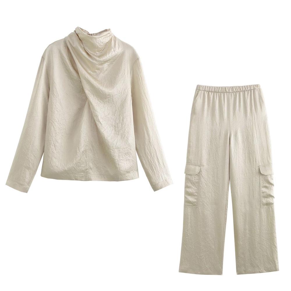 

2024 Autumn/Winter Women s Pleated Silk Satin Pile Collar Top with Cargo Pants Medium