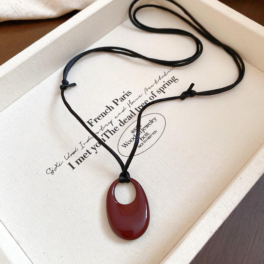 Spray-Painted Oval Openwork Pendant Necklace - Elegant, Versatile Clavicle Chain for Women