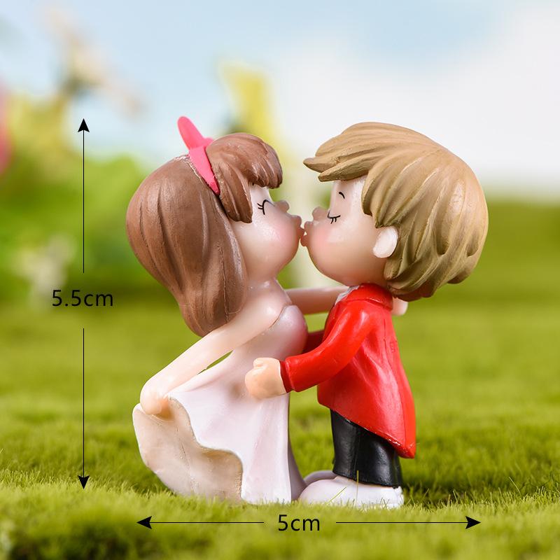 

2Pcs/set Lover Couple Figurines Miniature Crafts Fairy Garden Desktop DIY Micro Landscape Wedding Home Decor червоний