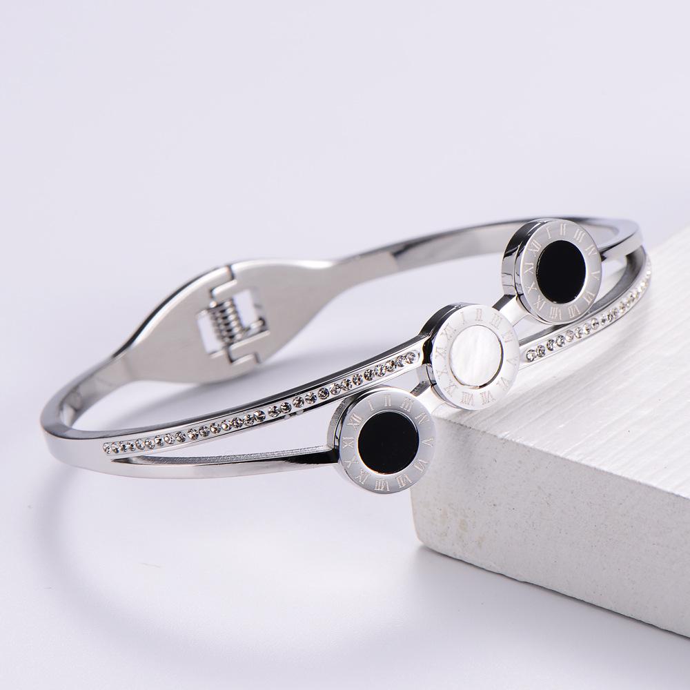 

Браслет из титановой стали с черным и белым перламутром, римскими цифрами и бриллиантовыми вставками - Рождественская коллекция.