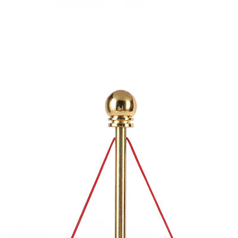 Rødt ensidig reklameflagg med metallfot og tverrstang utstyrt med tau