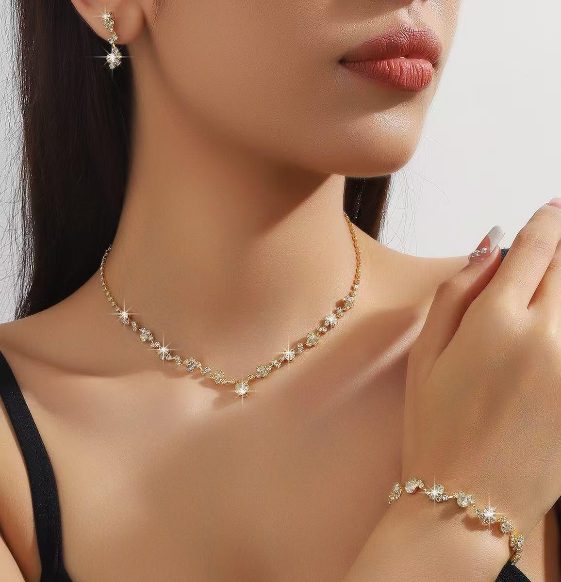 Европейский полный бриллиантовый набор ювелирных изделий: Колье, Серьги и Браслет для Вечернего Платья.