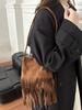 Damen Umhängetasche mit Wildlederquaste – Trendige, hochwertige und vielseitige Schultertasche