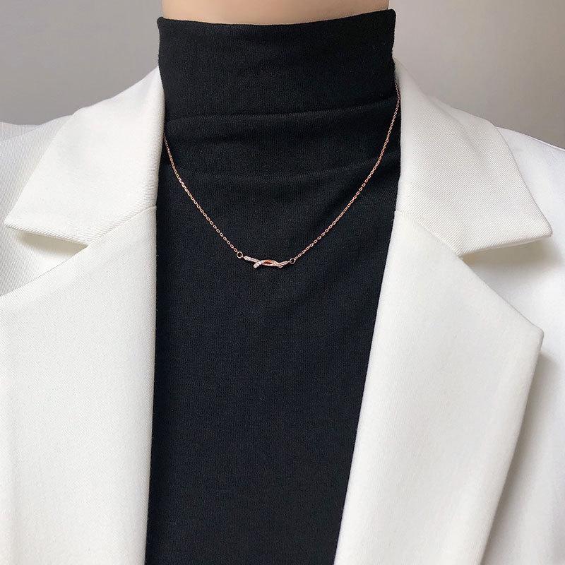 Geometric Cross Knot Diamond Studded Necklace for Women with A Cool and Versatile Style, Simple Collarbone Chain for Women's Fashion