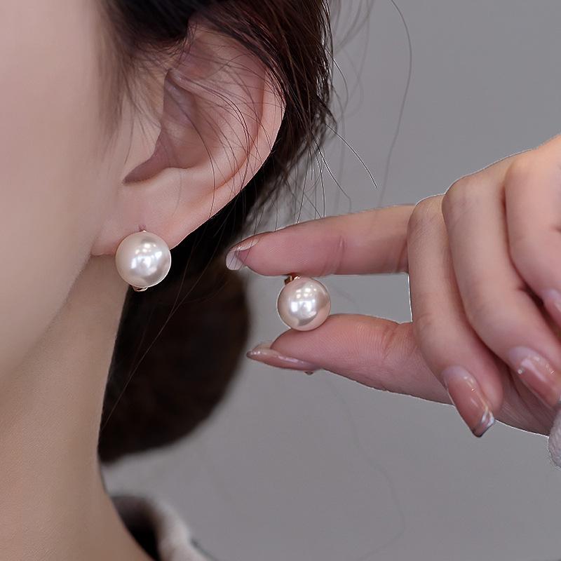Retro French Pearl Ear Cuff: Elegant, Simple, and Versatile Earrings for Women