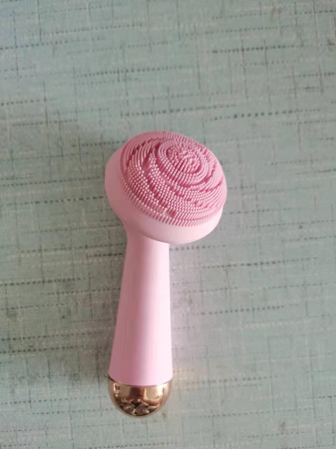 

Перезаряжаемая вращающаяся щетка для очищения лица с силиконовым массажером USB Cable розовый