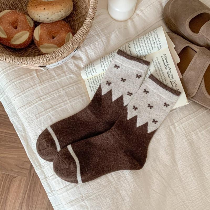 Bows of Woolen Socks for Women with Color-matched Patches and Retro Screw-top Design. Feir Island College-style Winter Thick and Warm Socks.