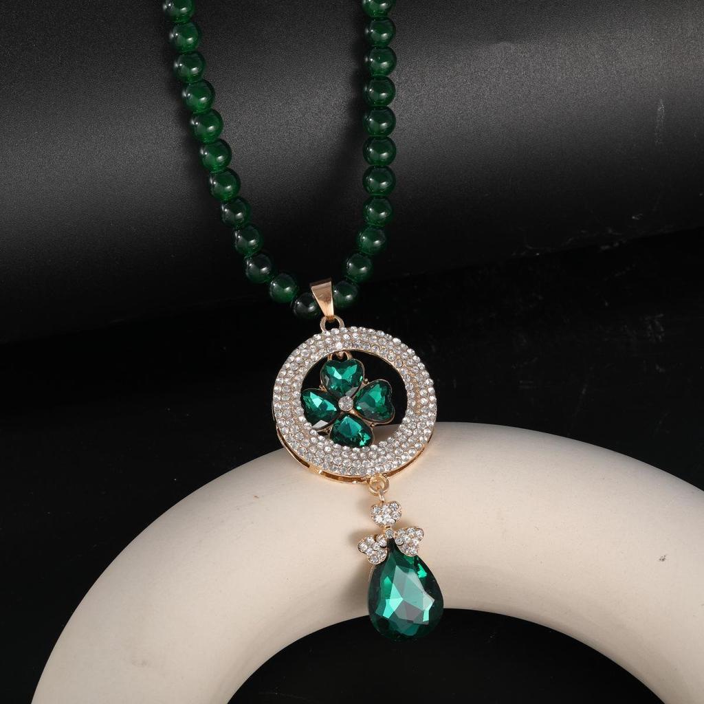 Elegant Green Ruyi Pendant: Versatile Sweater Necklace for Autumn & Winter