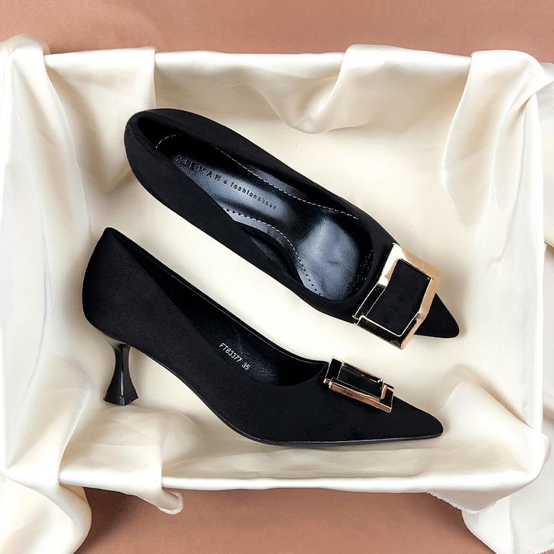 

Металлическая пряжка черные бархатные туфли на плоской подошве женские летние мягкая подошва новые универсальные остроносые замшевые 41
