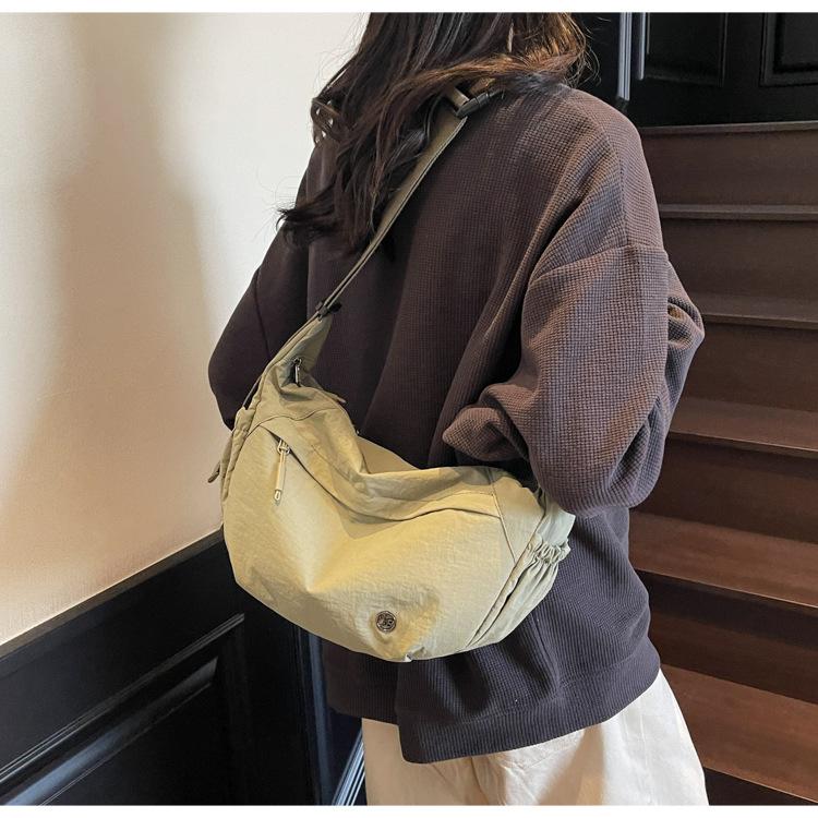 New underarm shoulder messenger bag women's leisure travel small backpack large capacity lightweight women's bag simple