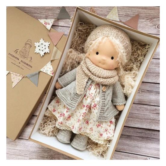 Păpușă Waldorf de 12 inchi, realizată manual, în rochie florală, cu pulover tricotat și eșarfă, cutie cadou pentru fete