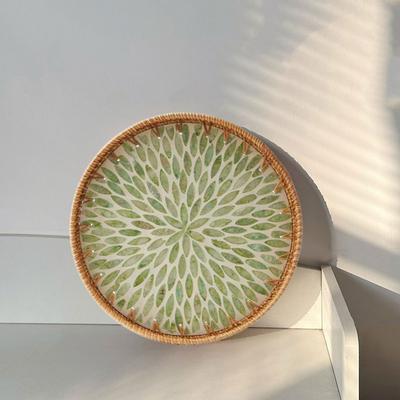 Rundes Rattan Tablett Rattan Tablett Grüne Kleine Blätter Holzboden Dekorativer Weidenkorb Für Tischdekoration Obsttablett