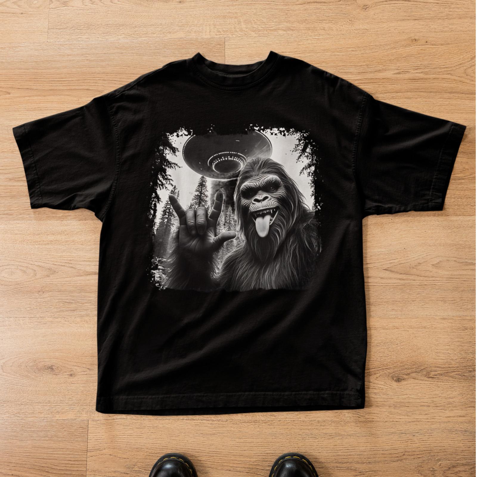 Funny Bigfoot UFO Shirt Alien Sasquatch Graphic Tee Unisex Cryptid M