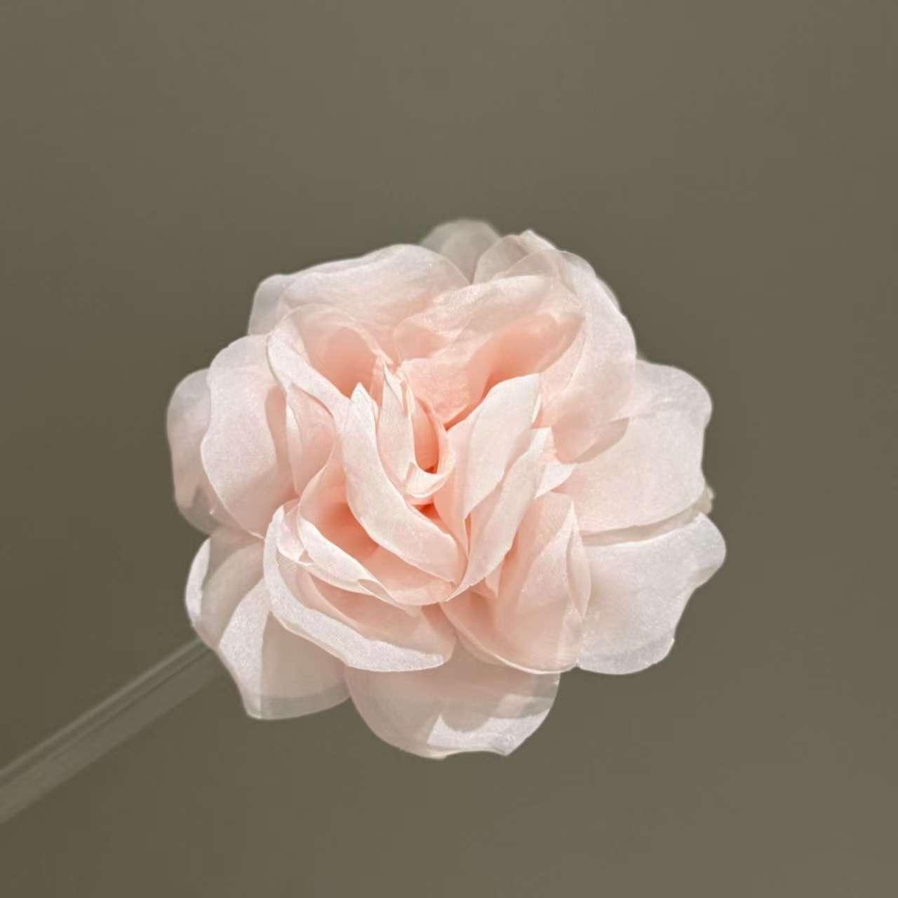 

Soft Mesh Fabric Flower Hair Clip with Layered Petals and Spring Clip Fastener for Decorative Hair Accessory Suitable for Various Hairstyles One Size