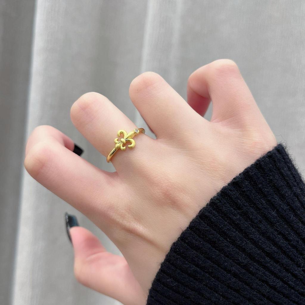 Retro Golden Iris Stacking Ring: Elegant Court-Style Index Finger Accessory