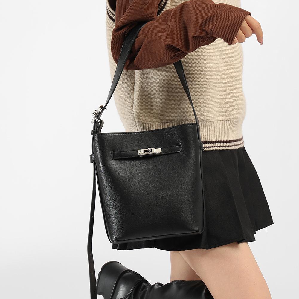 2024 Winter New Niche Women's Bag Fashion Commuting High-Grade Oil Wax Leather Single Shoulder Crossbody Chain Ins Bucket Bag