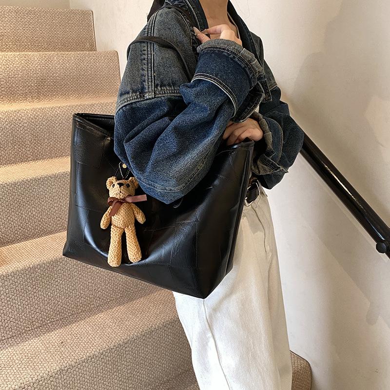 

Large capacity 2025 new fashionable shoulder commuter bag, popular texture bag this year, women s simple tote bag 45*14*28 чёрный