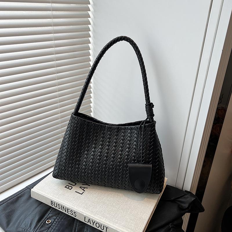 

Premium niche design woven underarm bag 2025 new hand carry simple casual shoulder bucket bag чорний