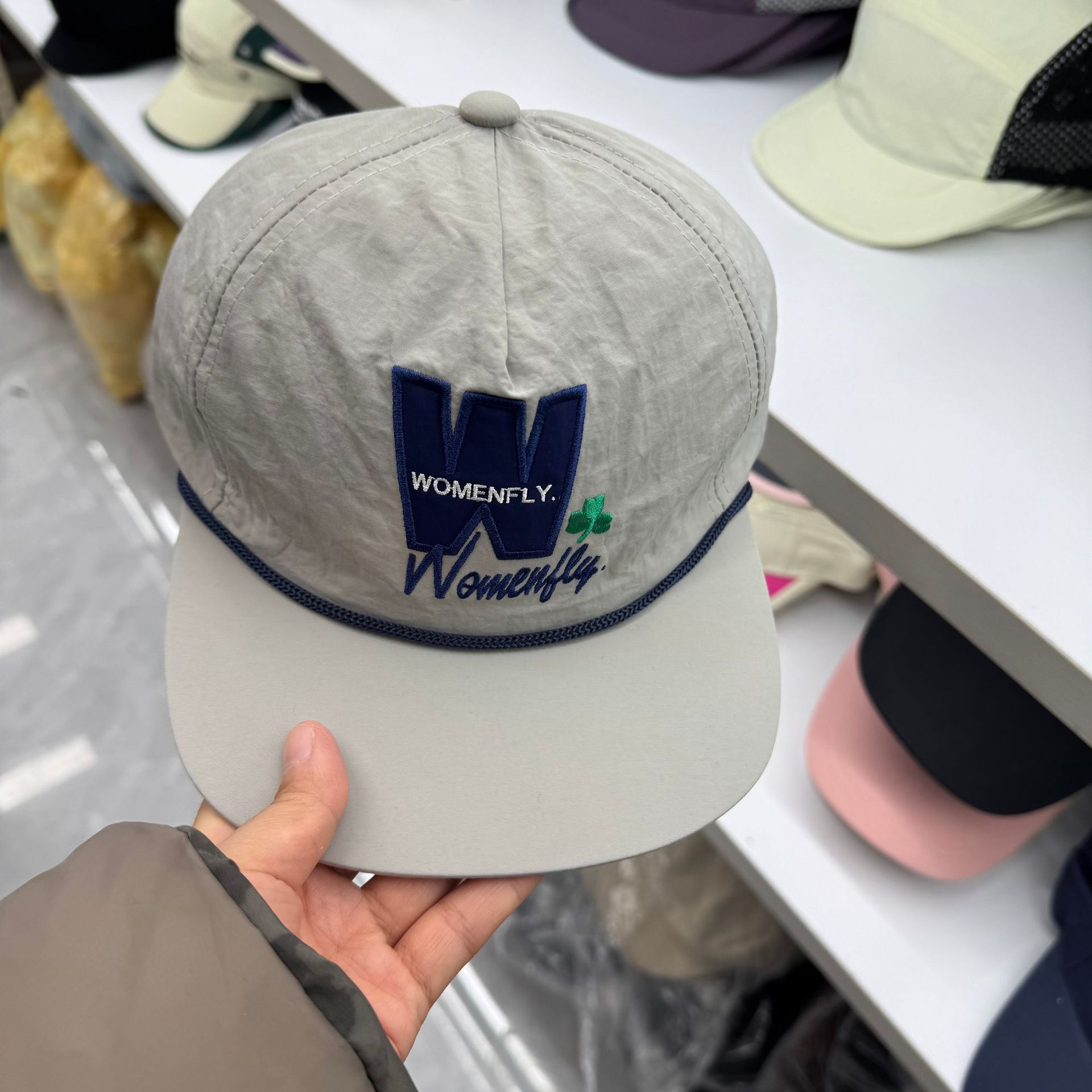 

Новая модная бейсболка с вышивкой и плоскими полями, подходящая по цвету, для женщин и мужчин, летняя, повседневная, солнцезащитная, быстросохнущая шляпа Adjustable серый