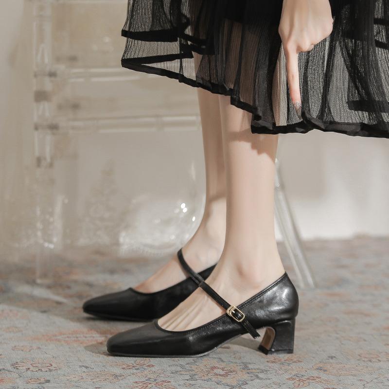 Temperamentīgas retro mazas kvadrātveida galvas biezas papēža augstpapēžu kurpes 2025 jaunas sarkanas Mary Jane viena vārda sprādzes modes vienas kurpes sievietēm