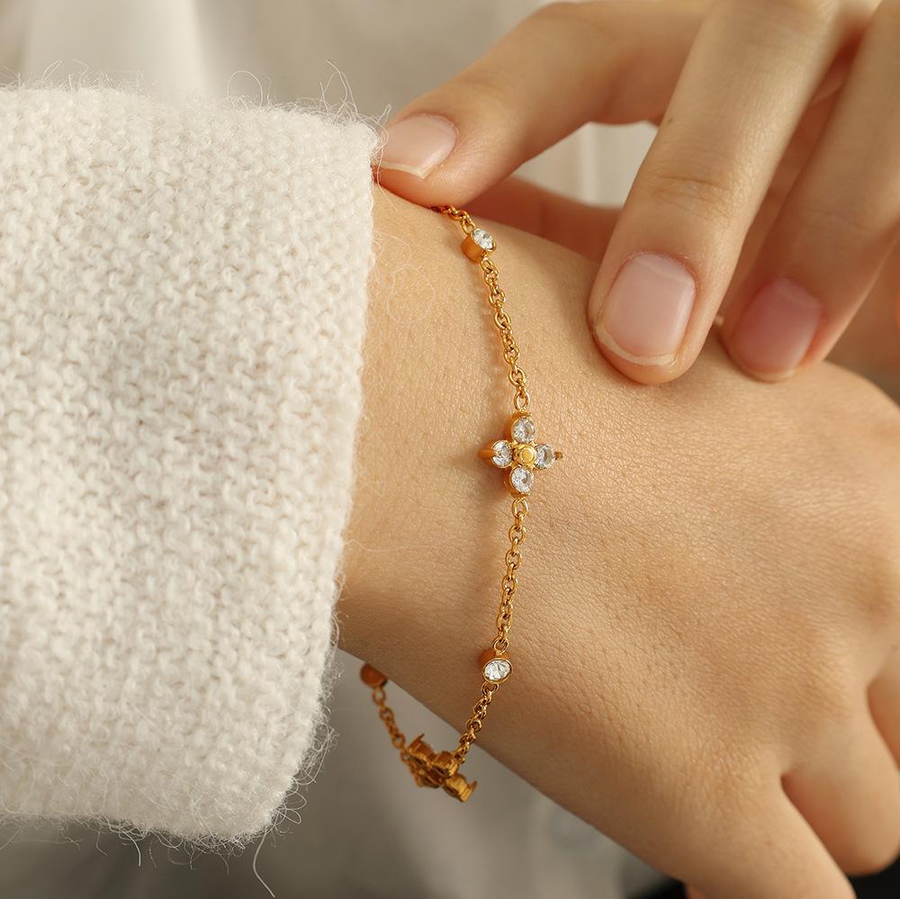 Trendy Minimally Inlaid Zircon Flower Shaped Charm Bracelet Stainless Steel 18K Gold Plated Gentle Exquisite Jewelry