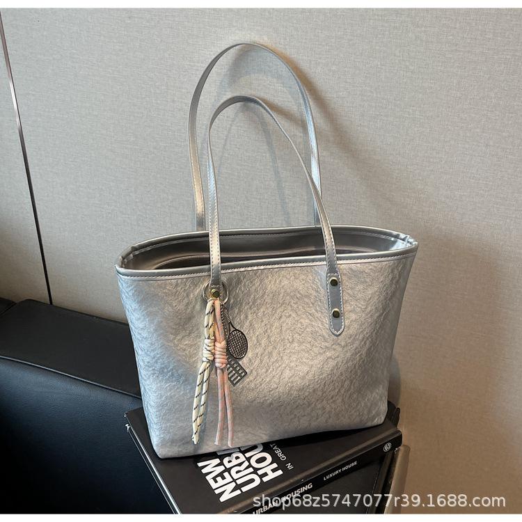 

2025 high-end retro feeling large-capacity underarm women s bag new fashion tote bag niche versatile commuter shoulder bag серебряный