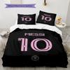 Lenjerie de pat cu model Lionel Messi, Set cu cuvertură, Husă cuvertură, Față de pernă, Cadou de casă de ziua de naștere(1 * husă de pilotă + 2 * fețe de pernă, fără miez)