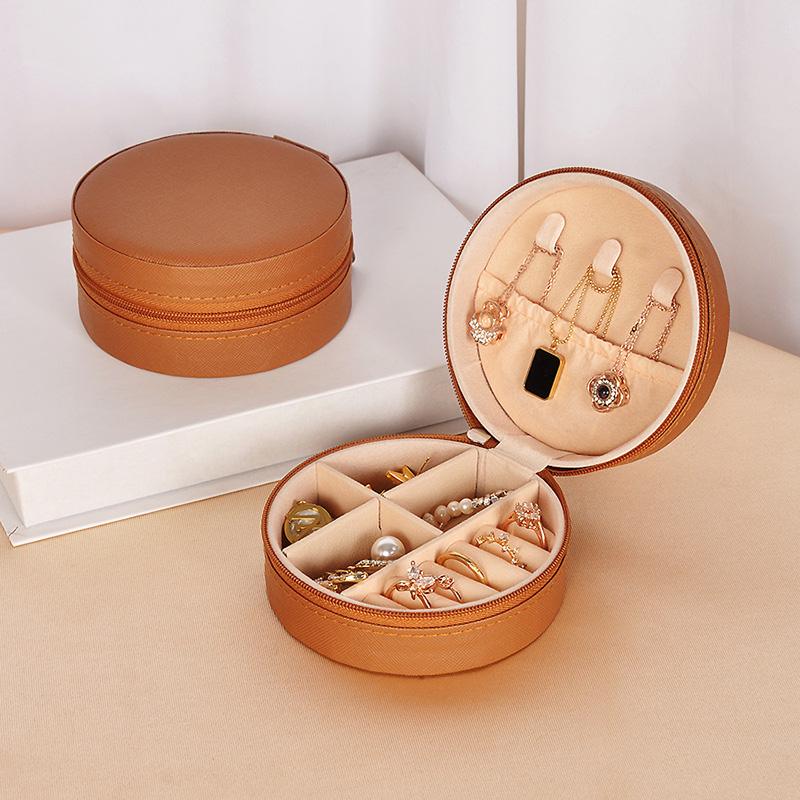 

1 шт. Кольца с мягкой подкладкой Защита от царапин для путешествий и подарков Круглая Портативная Коробка для серег и ювелирных изделий из ПУ кожи Многофункциональная 10*10*5cm коричневый
