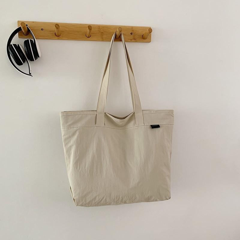 

Корейская версия простой большой вместительной сумки-тоут весна и лето новая нишевая популярная однотонная сумка через плечо повседневная ретро-сумка белый