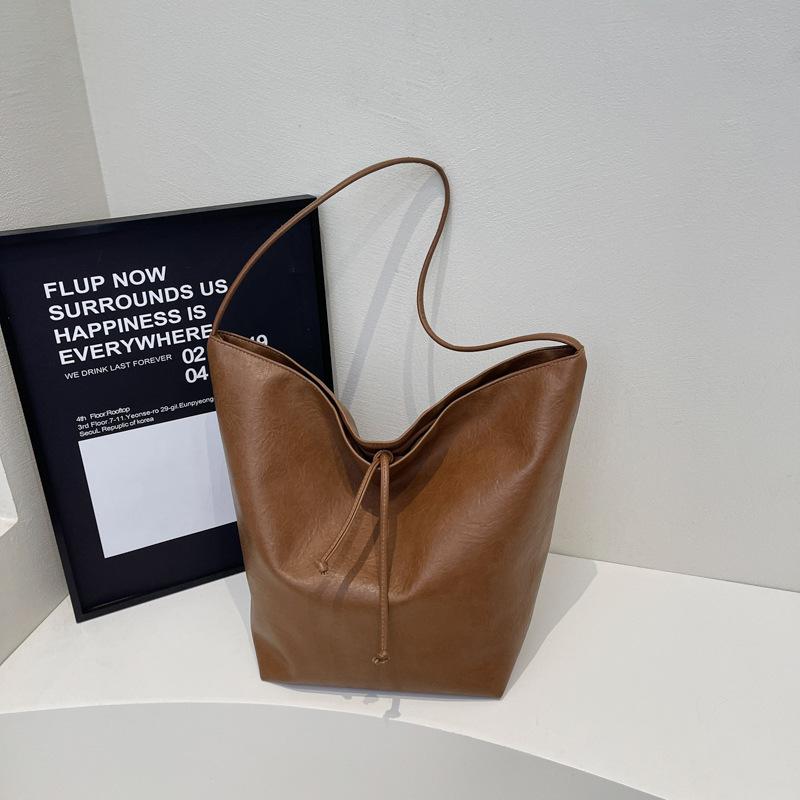 Large Capacity Bag Women's Versatile New Retro Casual Shoulder Messenger Bag Pleated Commuter Tote Bag