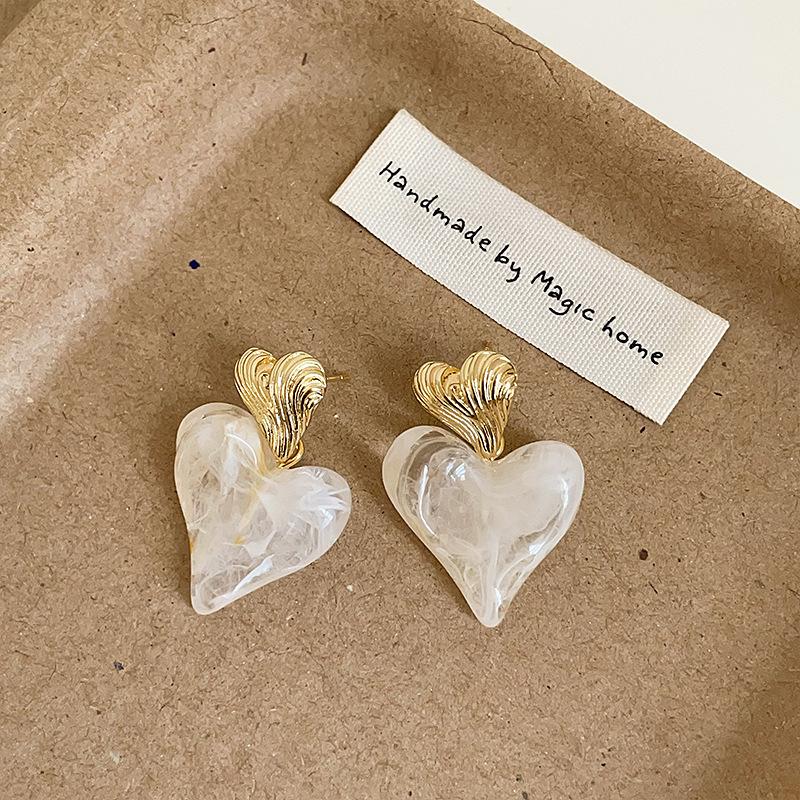 

Необычные серьги-гвоздики Love из смолы, женские, в стиле Гонконга, в стиле ретро, элегантные, модные, индивидуальные, трендовые, универсальные серьги