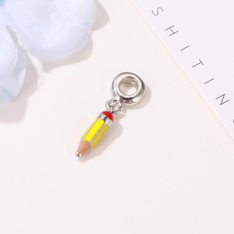 Nové originální slitinové korálky Hudební buben Kytara Visací přívěsek Červený taneční smalt Pasuje na náramek Bangle Diy Dámské šperky Dropshipping
