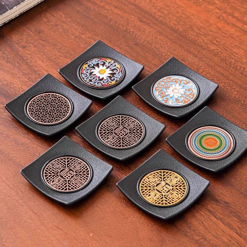 

Бесплатная доставка Новичок: Квадратная эмалевая подставка для чая в технике перегородчатой эмали с приподнятыми краями Teacup Mat - Style Random - 1 piece