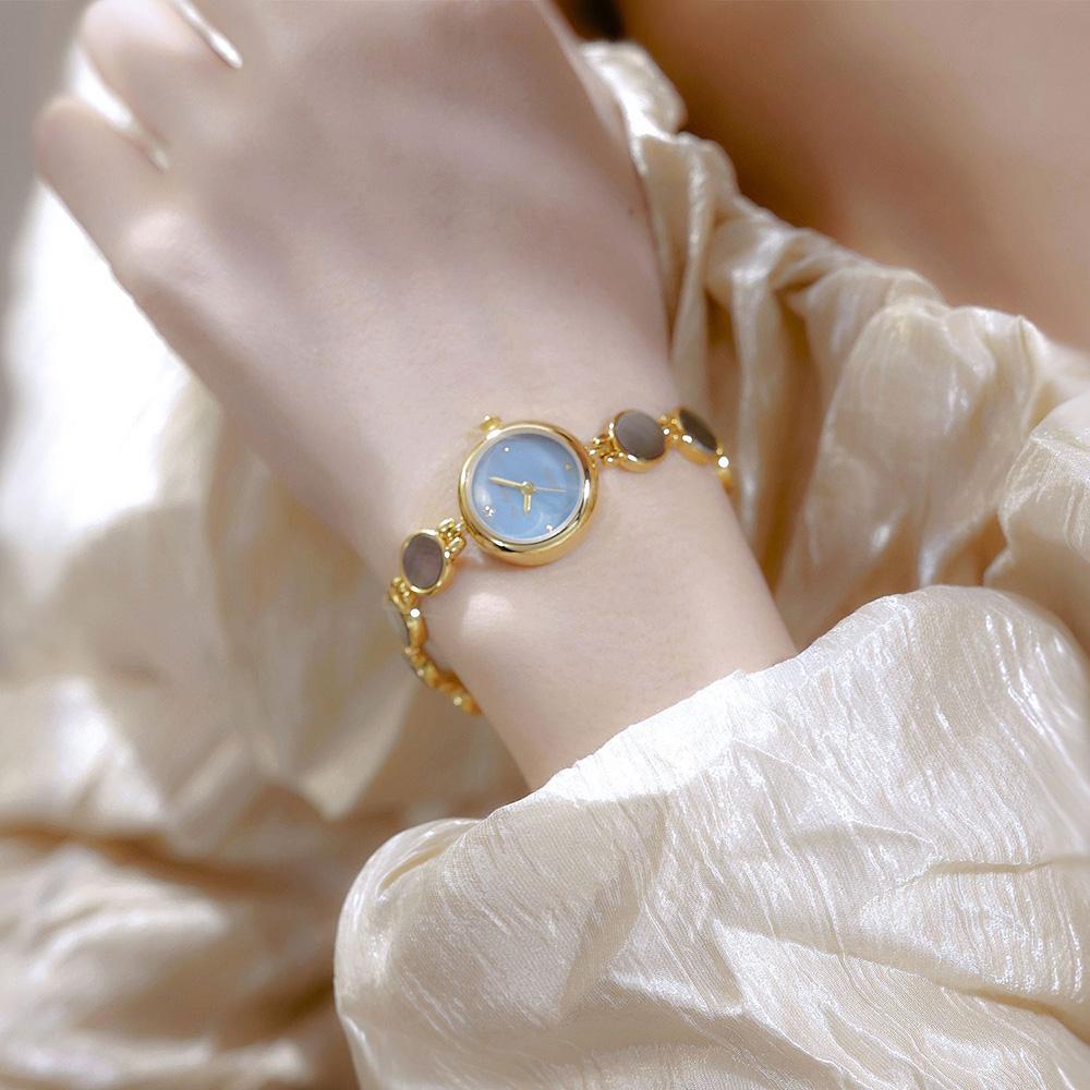 New in Women Watches Luxury Fashion Shell Bracelet Lady Dress Watch Gold Small Dial Quartz Wristwatch Gifts