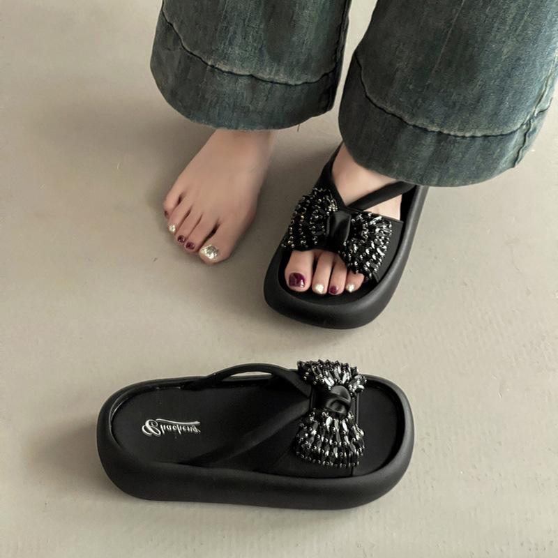 Fashion round head thick-soled slippers women's summer Korean version versatile and beautiful temperament casual rhinestone muffin sandals one-word d