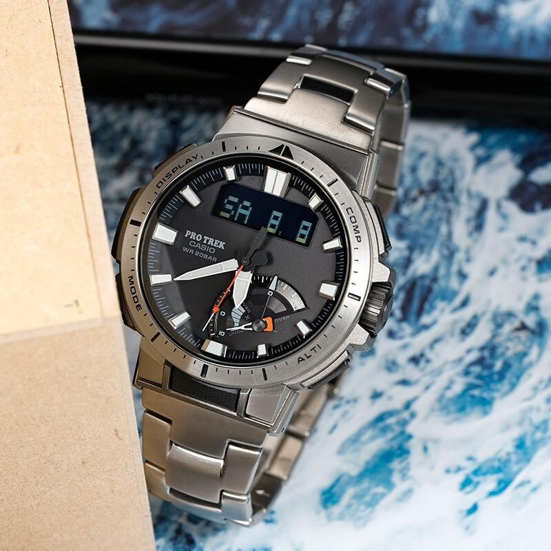 Casio Serie PRO TREK-Pantalla Dual de Disco Metálico Montañismo al Aire Libre Radio Solar Deportivo Impermeable Movimiento de Cuarzo Correa de Titanio PRW-70YT-7PRD